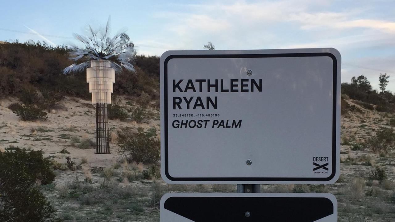 Kathleen Ryans “Ghost Palm”: Eine filigrane Palme steht im Erdbebengebiet