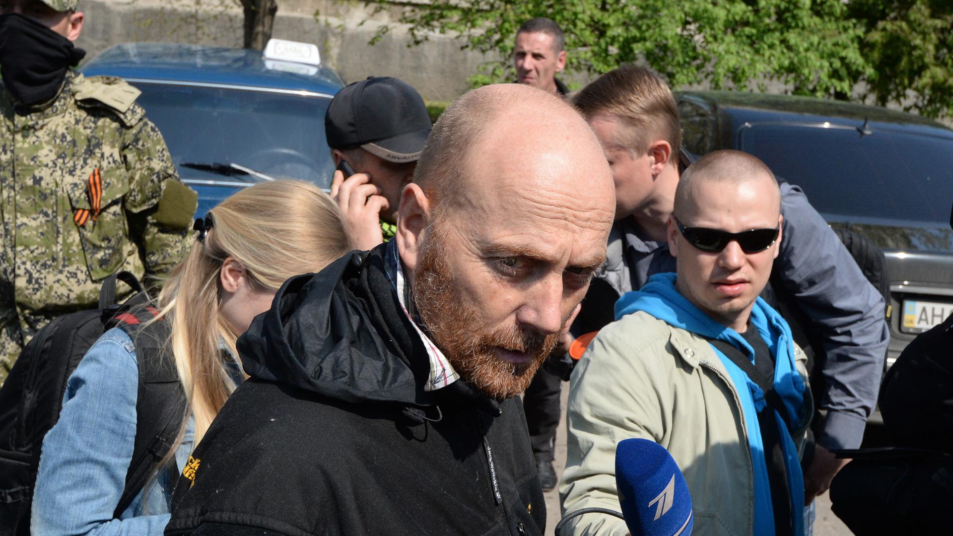Oberst Axel Schneider spricht nach seiner Freilassung mit Journalisten.