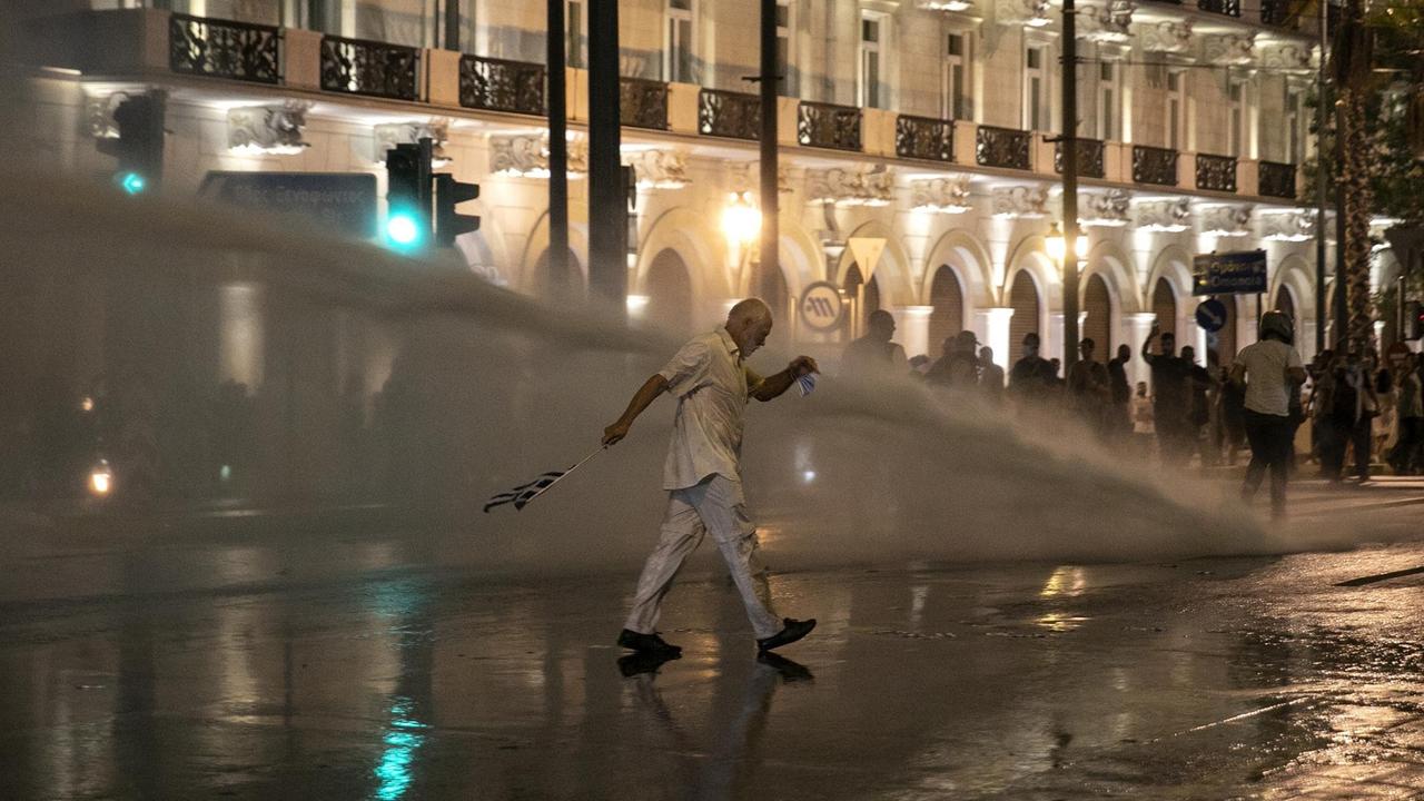 Die griechische Polizei setzt während einer Kundgebung gegen die Corona-Regeln auf dem Syntagma-Platz im Zentrum Athens einen Wasserwerfer ein. 