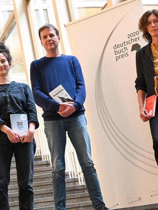 Dorothee Elmiger, Deniz Ohde, Bov Bjerg, Anne Weber und Thomas Hettche stehen mit ihren für den Deutschen Buchpreis 2020 nominierten Büchern im Frankfurter Römer
