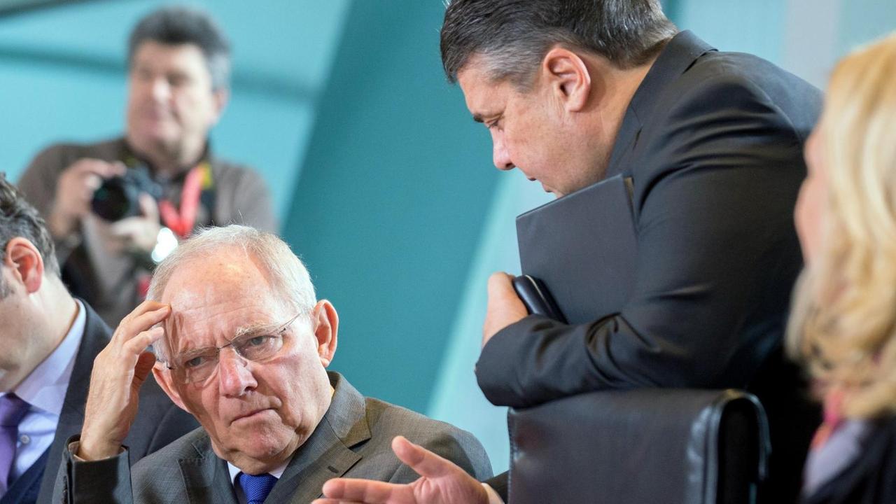 Bundesfinanzminister Wolfgang Schäuble (CDU) und Wirtschaftsminister Sigmar Gabriel (SPD) bei einer Kabinettssitzung in Berlin am 13.01.2016.