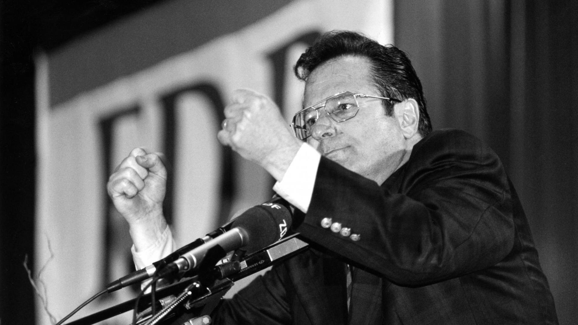 Der Bundesvorsitzende der FDP und Bundeasaußenminister Klaus Kinkel am 25.03.1995 bei einer Rede auf dem Landesparteitag der Bremer Liberalen vor dem Logo der FDP