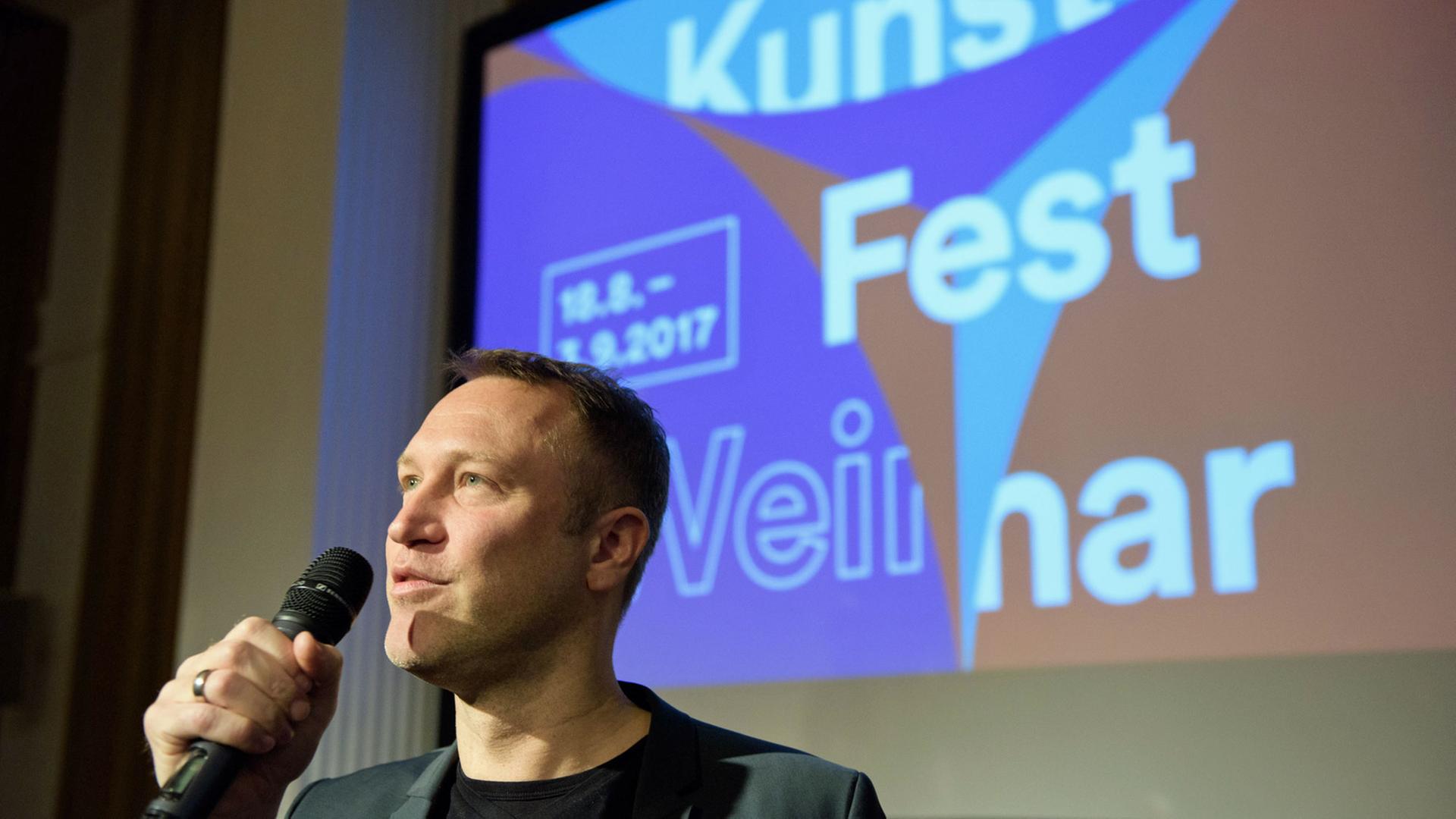 Christian Holtzhauer, Künstlerischer Leiter des Weimarer Kunstfest, spricht am 25.04.2017 während der Programmvorstellung für das Kunstfest in Weimar (Thüringen). Das Festival wird am 18.08. eröffnet und läuft bis zum 03.09.