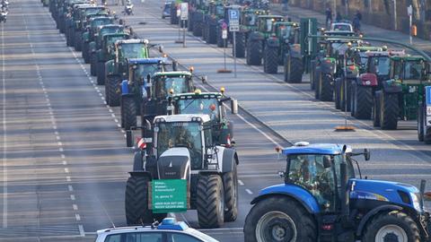 Mit Traktoren demonstrieren Landwirte in Berlin.