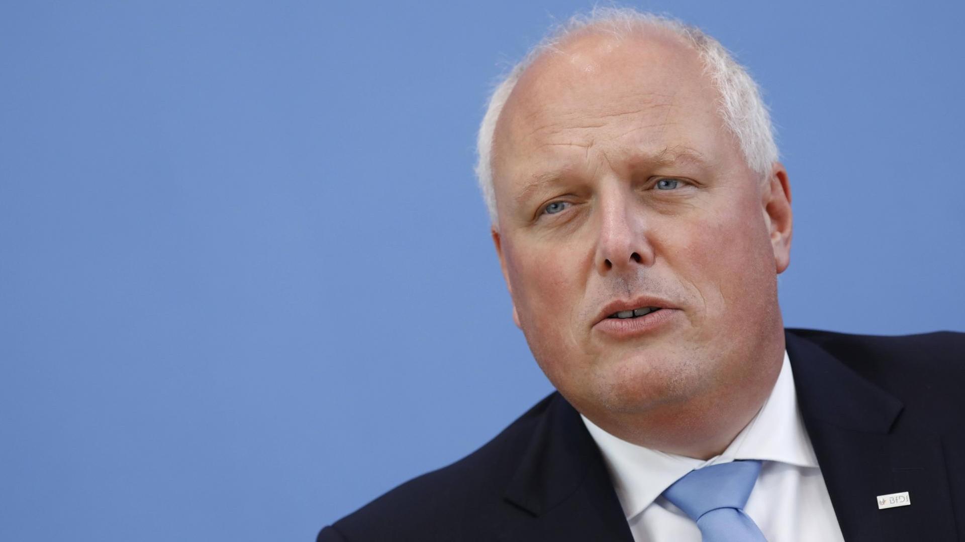 Ulrich Kelber, Bundesbeauftragter für den Datenschutz und die Informationsfreiheit (BfDI), sitzt bei einer Pressekonferenz. Ulrich Kelber, Bundesbeauftragter für den Datenschutz und die Informationsfreiheit (BfDI), sitzt bei einer Pressekonferenz.