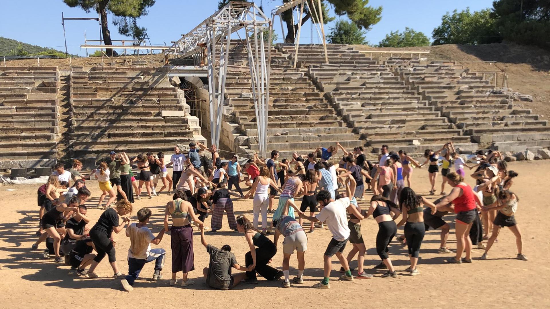 Während den Proben zum Athens/Epidaurus Festival auf dem antiken Ruinengelände.Die Teilnehmer kommen von überall her: Griechenland, die Nachbarländer, Europa, China, Brasilien, Kanada.
