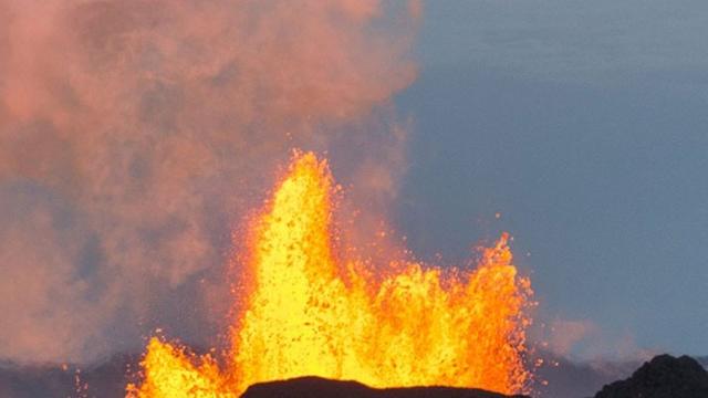Lava schießt aus einem Vulkan 