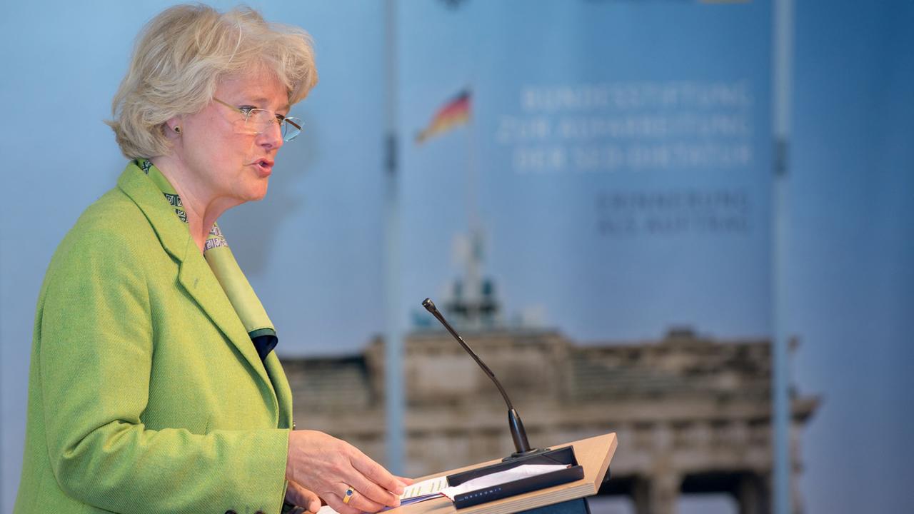 Kulturstaatsministerin Monika Grütters (CDU) bei der Vorstellung der Webseite "!Aufbruch und Einheit. Die letzte DDR-Regierung" am 8. April 2015 in Berlin