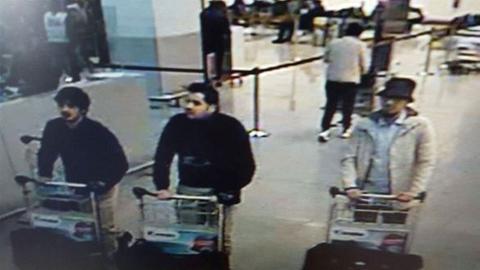 Das Bild einer Überwachungskamera im Flughafen von Brüssel zeigt drei Männer, die die Ermittler als Terrorverdächtige einstufen.