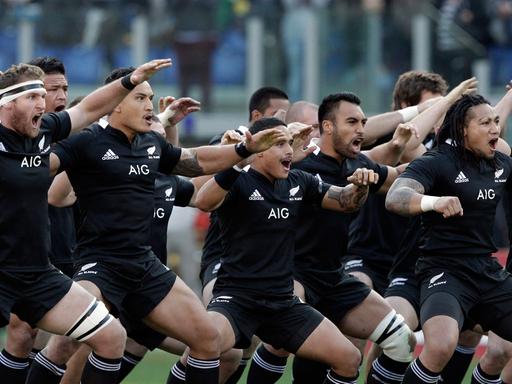 Das Rugby-Team aus Neuseeland performt seinen "Haka", einen traditioneller Maori-Tanz, den es vor jedem Spiel aufführt