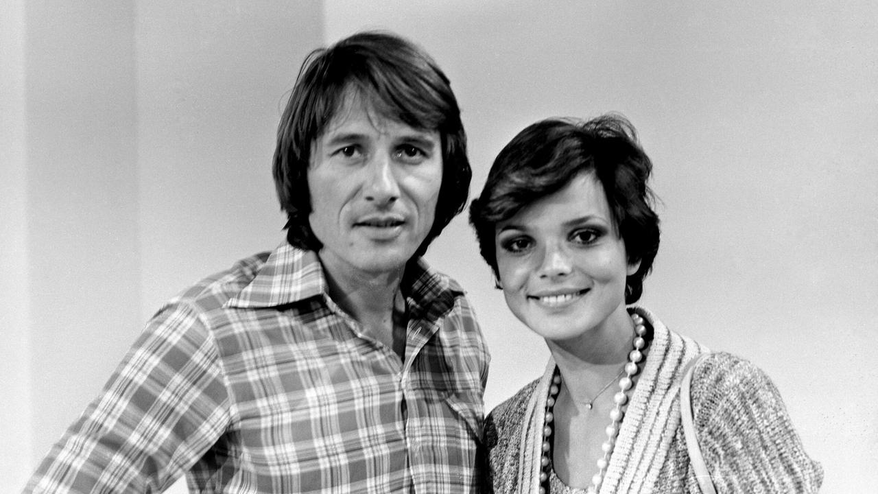 Der östereichische Sänger und Komponist Udo Jürgens mit der deutschen Schauspielerin Uschi Glas, aufgenommen 1974 in Wien.