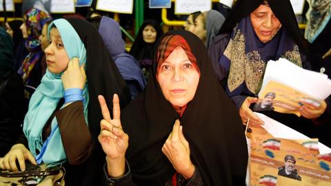 Faezeh Hashemi, Tochter des ehemaligen Präsidenten Ali Akbar Hashemi Rafsanjani, besuchte die Bahai Fariba Kamalabadi während ihres Hafturlaubes
