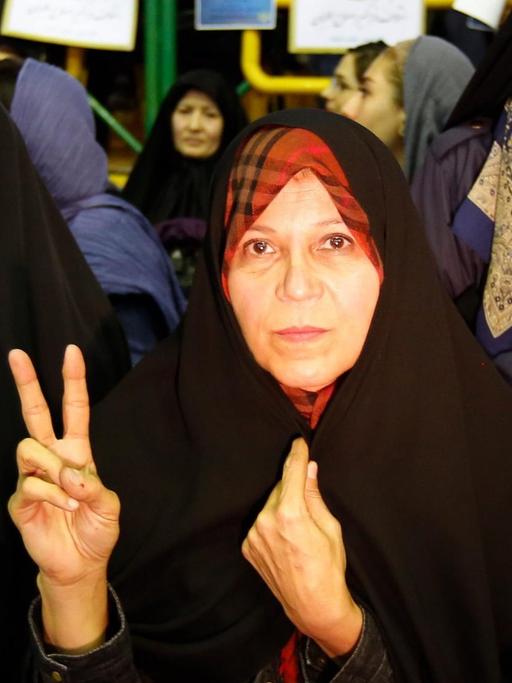 Faezeh Hashemi, Tochter des ehemaligen Präsidenten Ali Akbar Hashemi Rafsanjani, besuchte die Bahai Fariba Kamalabadi während ihres Hafturlaubes