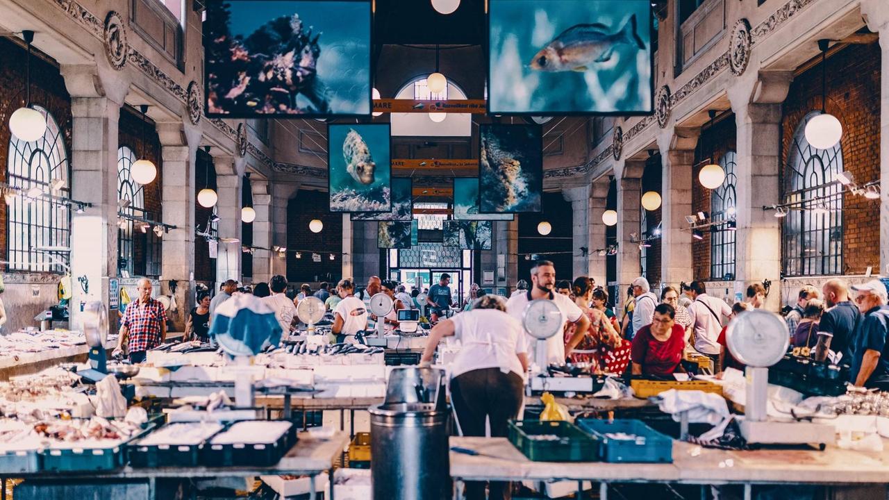 Blick in die Fischmarkthalle der kroatischen Stadt Rijeka.