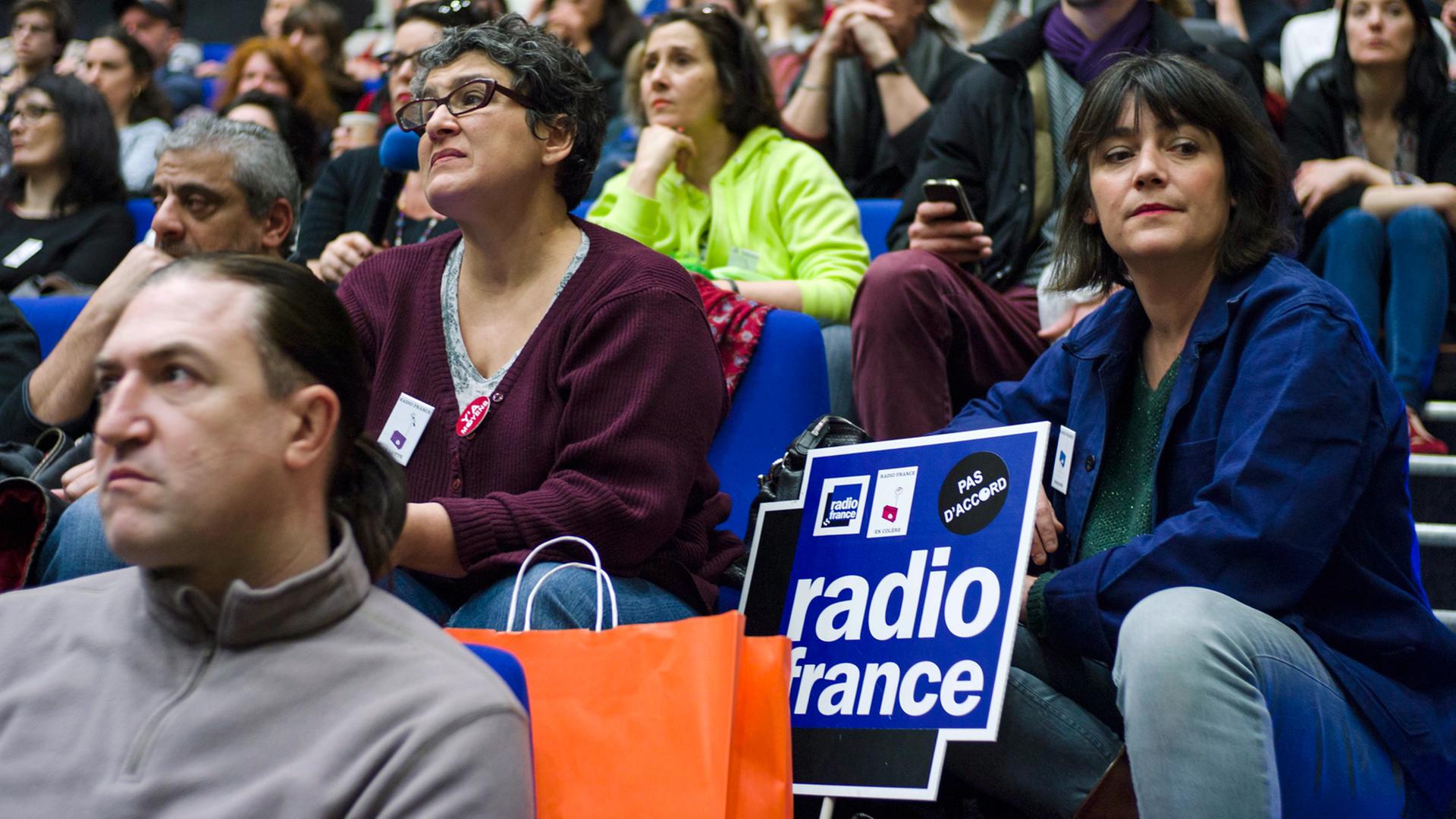 Radio France-Mitarbeiter während einer Generalversammlung im Hauptsitz des staatlichen Radiosenders in Paris, am 7. April 2015.