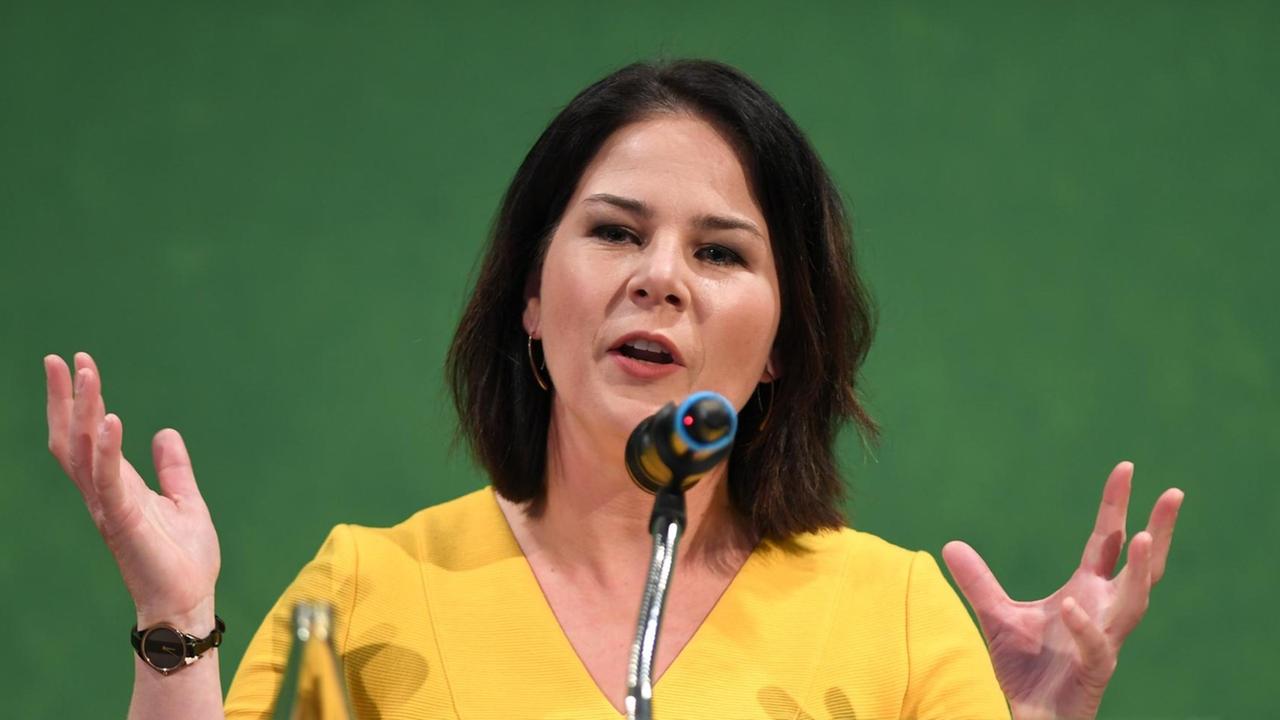 Annalena Baerbock, Vorsitzende der Grünen spricht beim Politischen Aschermittwoch von Bündnis90/Die Grünen.