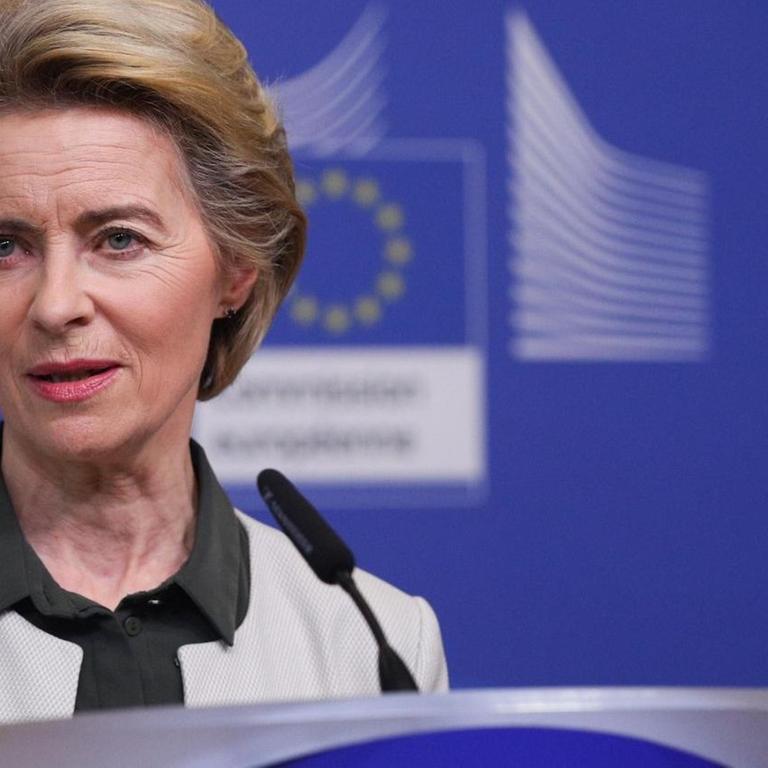 Ursula von der Leyen steht an einem Pult und verkündet den neuen Green Deal in Brüssel