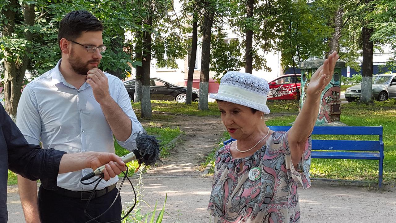 Eine Bürgerin sagt Andrej Schalnew, was sie vor der Duma-Wahl beschäftigt.
