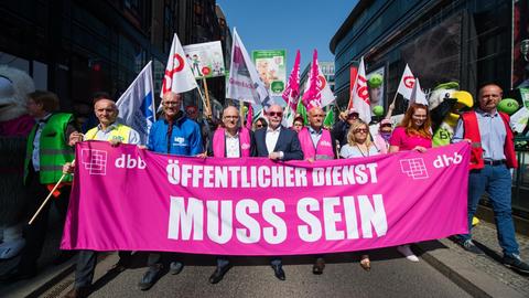 09.04.2018, Berlin: Beschäftigte im öffentlichen Dienst demonstrieren mit dem Beamtenbund dbb. Die Gewerkschaften Verdi und dbb hatten vor der Schlussrunde der Tarifverhandlungen für Bund und Kommunen vermehrt Warnstreiks angekündigt. Foto: Arne Bänsch/dpa | Verwendung weltweit