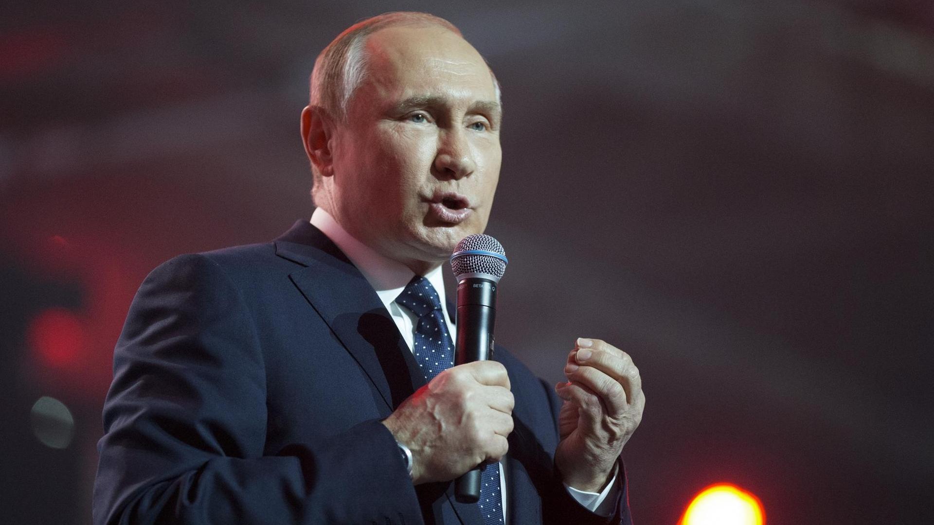 Der russische Präsident Wladimir Putin spricht auf einer Wahlkampfveranstaltung in Moskau.