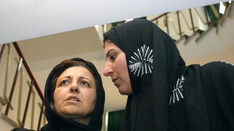 Die iranische Rechtsanwältin und Friedennobelpreisträgerin Shirin Ebadi (l.) und Parastou Forouhar während einer Gedenk-Zeremonie am 23.11.2003 in der Ershad-Moschee in Teheran