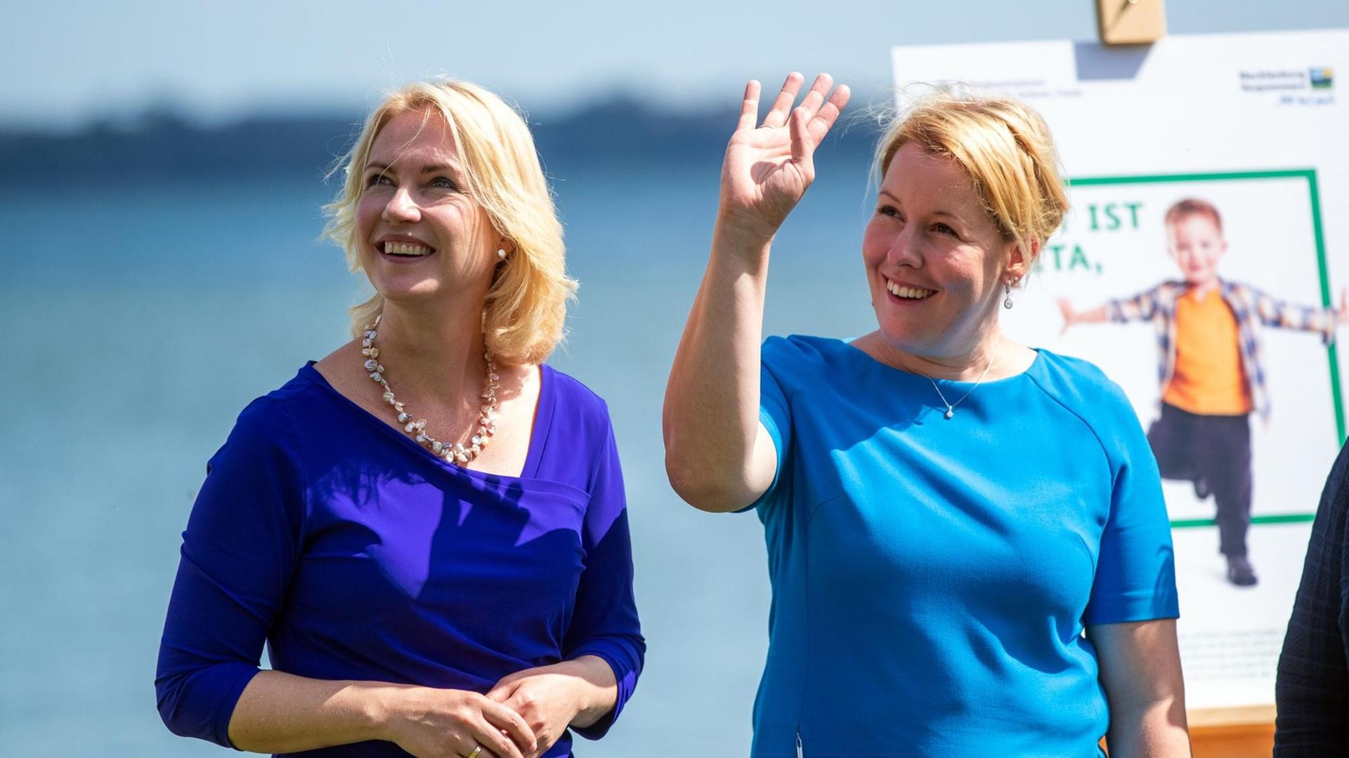 Bundesfamilienministerin Franziska Giffey und Manuela Schwesig (beide SPD), die Ministerpräsidentin von Mecklenburg-Vorpommern, winken nach der Unterzeichnung des Vertrags zum Gute-Kita-Gesetz einigen Passanten zu