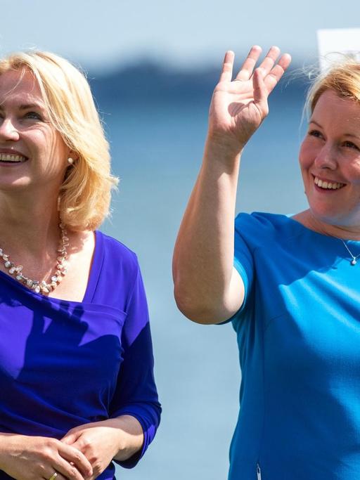 Bundesfamilienministerin Franziska Giffey und Manuela Schwesig (beide SPD), die Ministerpräsidentin von Mecklenburg-Vorpommern, winken nach der Unterzeichnung des Vertrags zum Gute-Kita-Gesetz einigen Passanten zu