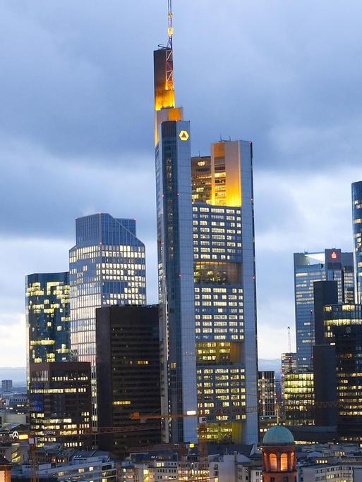 Die Hochhäuser und Bankentürme bilden die Skyline von Frankfurt am Main.