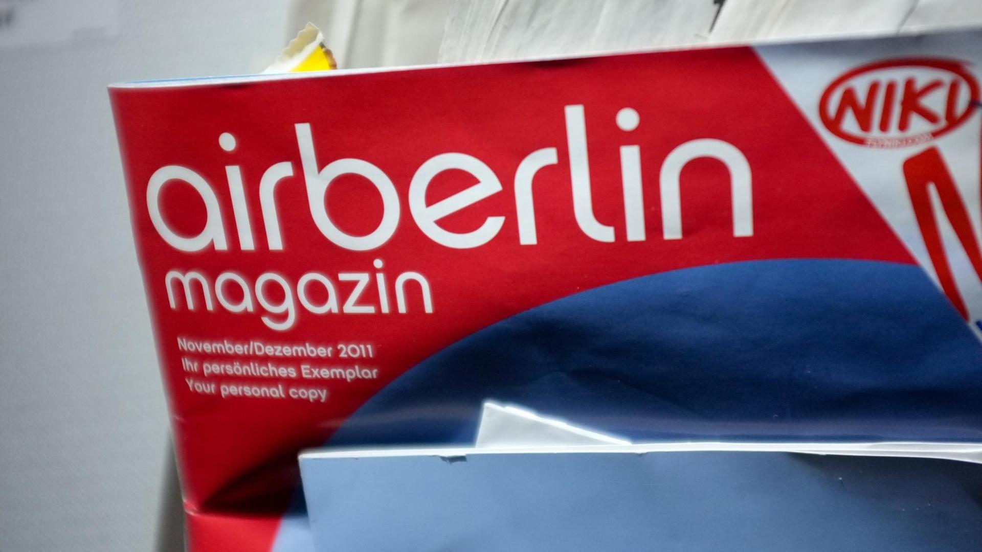 Das Bordmagazin der Fluggesellschaft Air Berlin in der Kabine eines Passagierflugzeugs.