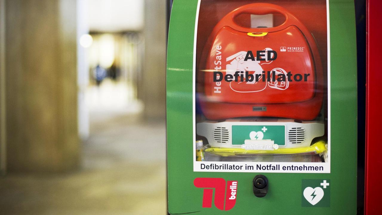 Ein AED-Defribrillator hängt in der TU Berlin. Im Kampf gegen den plötzlichen Herztod können Defibrillatoren Leben retten. Etwa 50 solcher öffentlich zugänglichen Defibrillatoren gegen gefährliches Kammerflimmern sind in Berlin in einem Netz registriert.