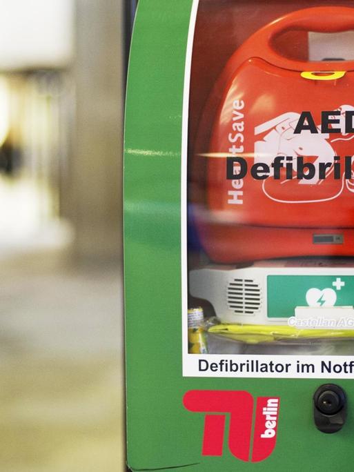 Ein AED-Defribrillator hängt in der TU Berlin. Im Kampf gegen den plötzlichen Herztod können Defibrillatoren Leben retten. Etwa 50 solcher öffentlich zugänglichen Defibrillatoren gegen gefährliches Kammerflimmern sind in Berlin in einem Netz registriert.
