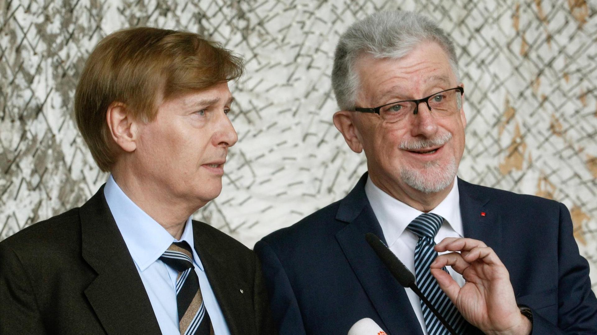 Der Vorsitzende des Parlamentarischen Untersuchungsausschusses "Silvesternacht", Peter Biesenbach (CDU, l) und der Sprecher der SPD, Hans-Willi Körfges, bei einer Pressekonferenz. Der Vorsitzende des Parlamentarischen Untersuchungsausschusses "Silvesternacht", Peter Biesenbach (CDU, l) und der Sprecher der SPD, Hans-Willi Körfges, bei einer Pressekonferenz.