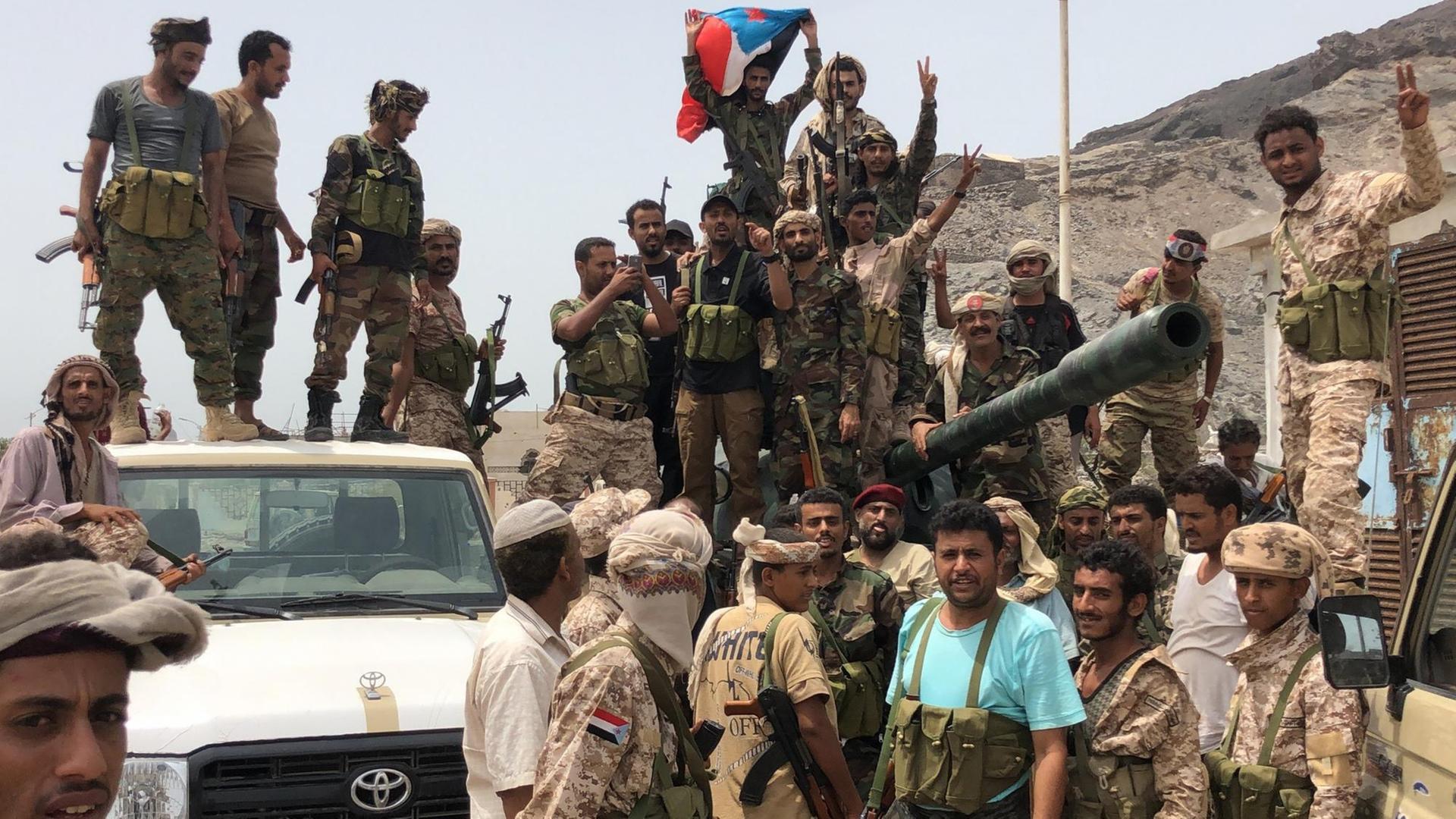 Separatisten vom sogenannten südlichen Übergangsrat STC posieren in der Stadt Aden.