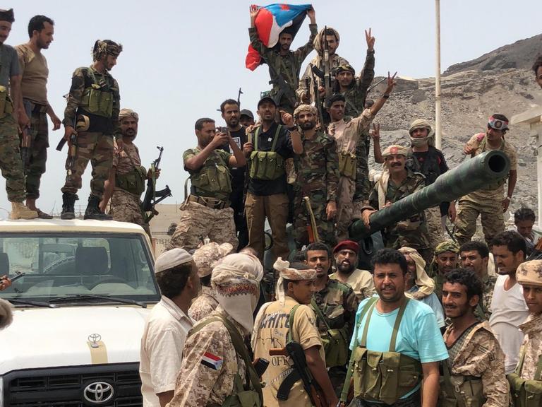 Separatisten vom sogenannten südlichen Übergangsrat STC posieren in der Stadt Aden.
