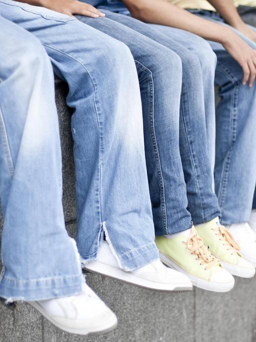 Jugendliche sind eine begehrte Zielgruppe für Hersteller von Kleidung und Schuhen: Ihr Zugehörigkeitsbedürfnis ist hoch und dieses wird auch über Äußerlichkeiten artikuliert.