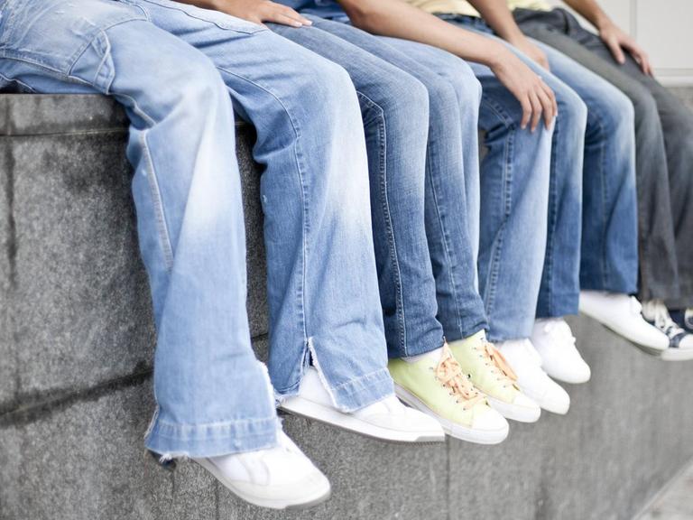 Jugendliche sind eine begehrte Zielgruppe für Hersteller von Kleidung und Schuhen: Ihr Zugehörigkeitsbedürfnis ist hoch und dieses wird auch über Äußerlichkeiten artikuliert.
