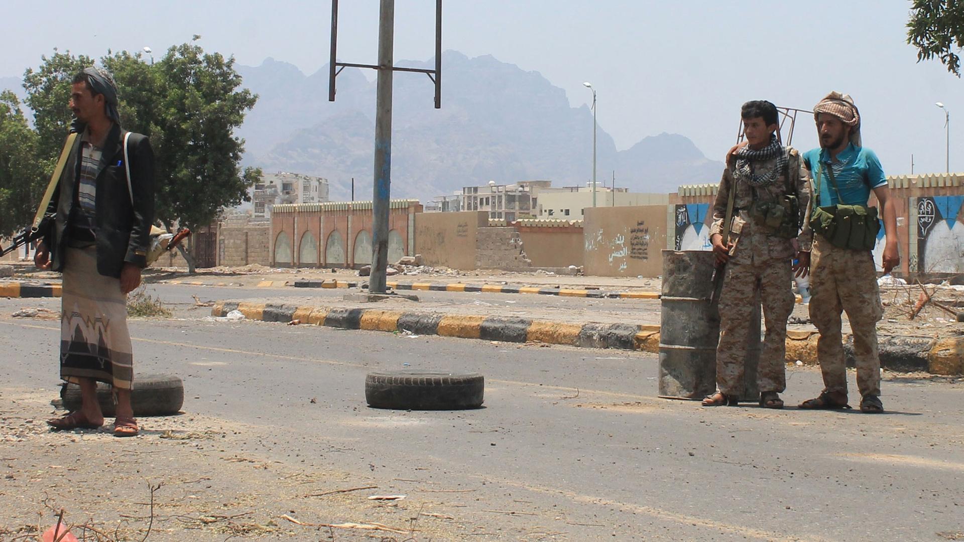 Schiitische Huthi-Rebellen haben Straßenbarrikaden in der Nähe von Aden errichtet.