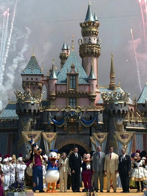 Feuerwerk und Disney-Stars: Das Disneyland in Anaheim, Kalifornien, an seinem 50. Geburtstag 2005.