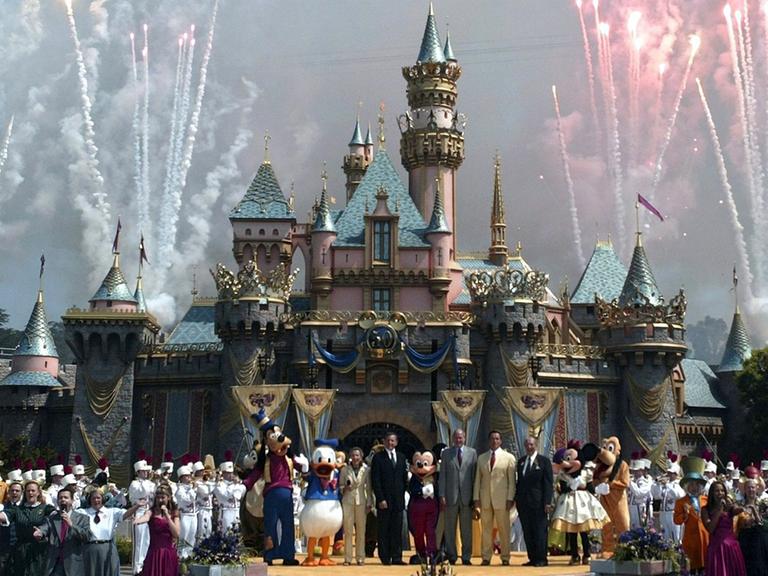 Feuerwerk und Disney-Stars: Das Disneyland in Anaheim, Kalifornien, an seinem 50. Geburtstag 2005.