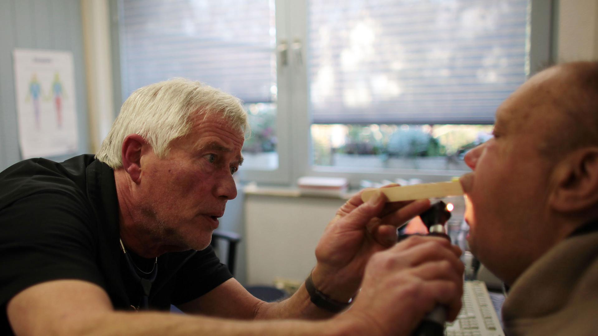 Der Landarzt Wolfgang Dinslage behandelt am 31.01.2012 in seiner Praxis in Merzenich bei Düren einen Patienten.