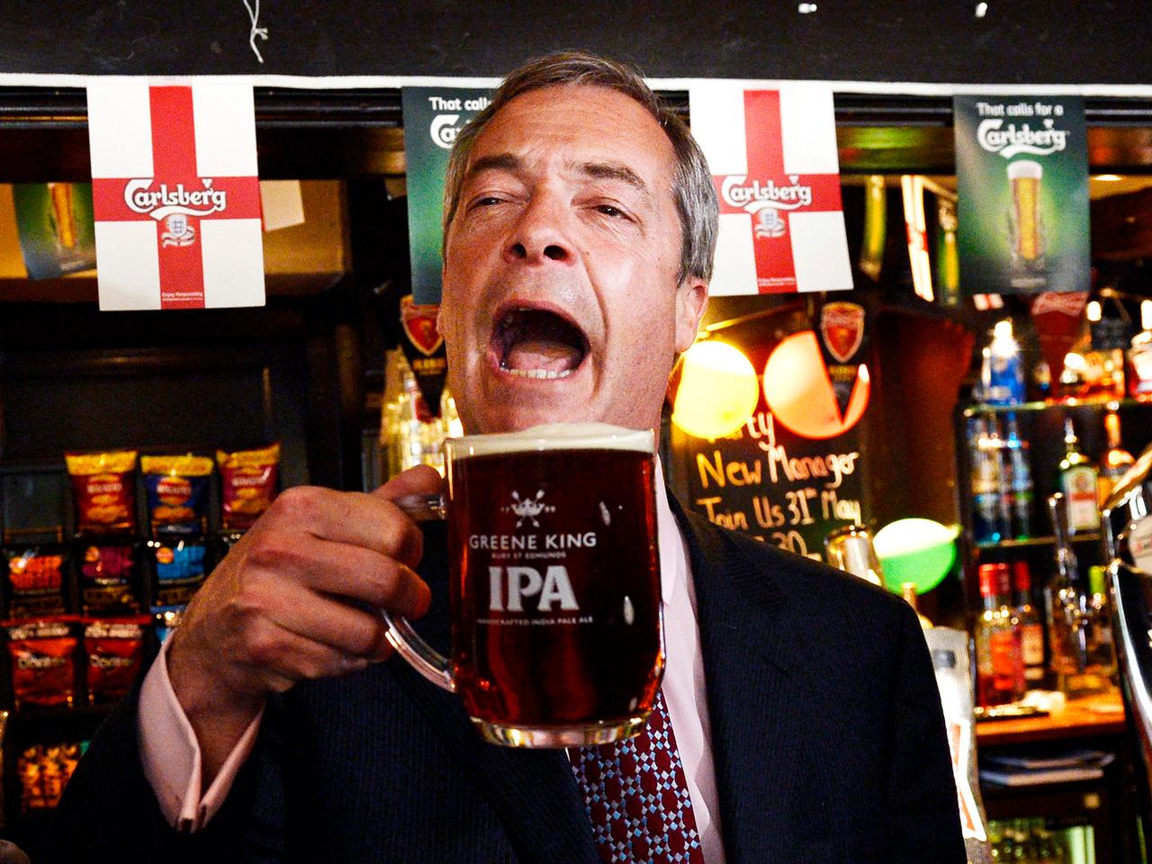 Der Chef der UKIP, Nigel Farage, feiert mit einem Pint Bier in einem Pub in South Benfleet in Essex den Sieg seiner Anti-EU-Partei bei den britischen Kommunalwahlen am 23.05.2014.