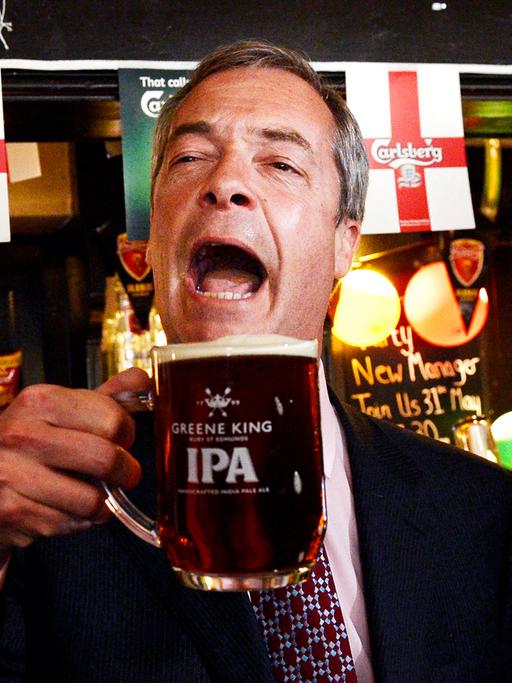 UKIP-Chef Nigel Farage feiert seinen Wahlsieg.