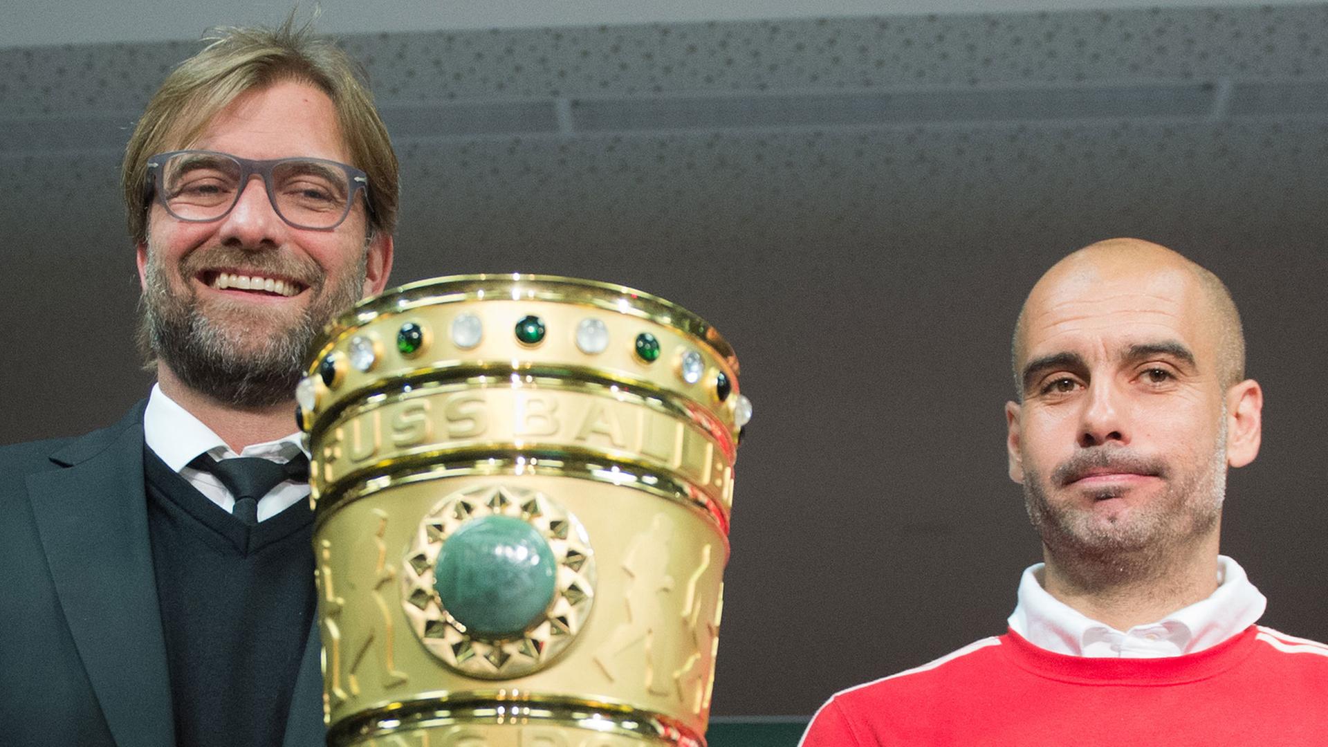 Schielen nach dem DFB-Pokal: Jürgen Klopp und Pep Guardiola.