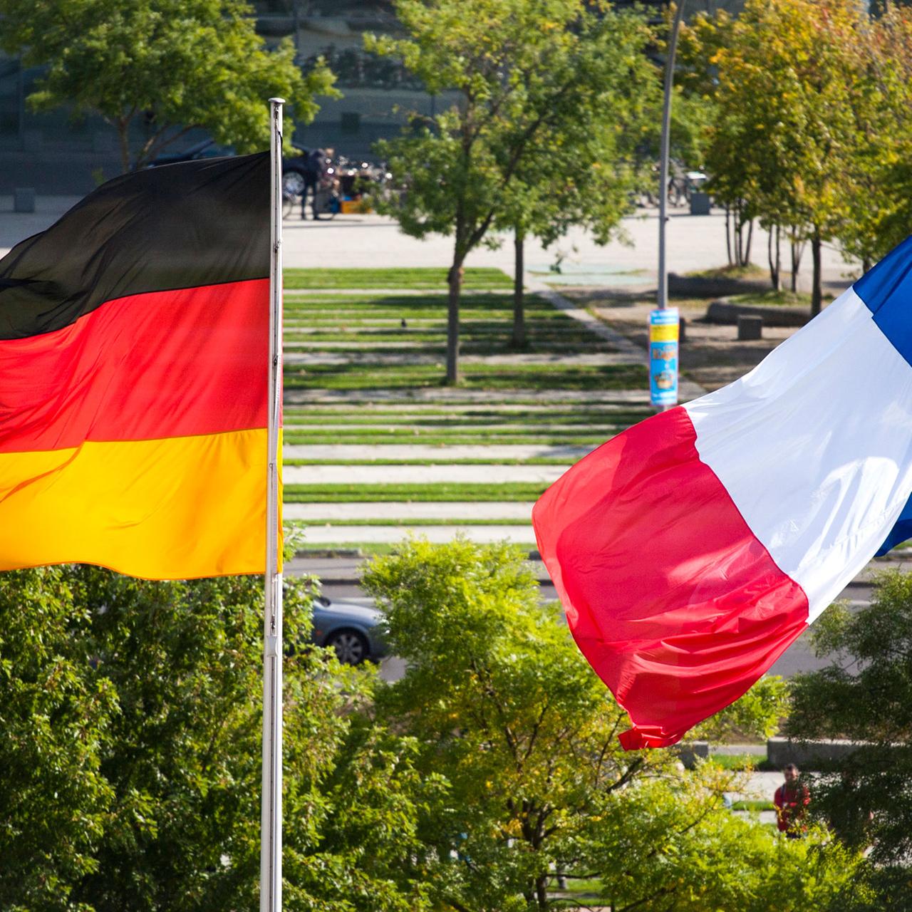 Die deutsche und die französische Nationalflagge wehen aus Anlass des Besuches von Frankreichs Regierungschef Manuel Valls vor dem Bundeskanzleramt in Berlin am 22.09.14.
