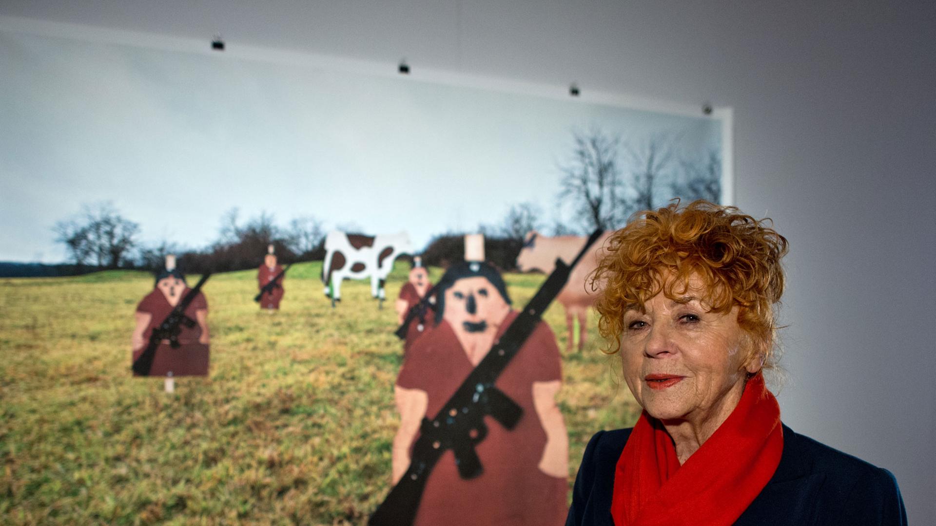 Herlinde Koelbl steht am 08.05.2014 vor einem Bild ihrer neuen Foto-Ausstellung "Targets" in Berlin. In ihrem international angelegten Kunstprojekt hat Koelbl sechs Jahre lang in fast 30 Ländern die landestypischen Schießziele untersucht.