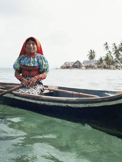 Eine Kuna-Familie in einem Boot vor einer Insel im Guna Yala Archipel, Panama.