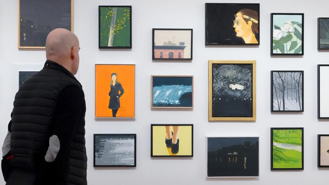 05.12.2018, Bayern, München: Ein Mann betrachtet im Museum Brandhorst während einer Pressevorbesichtigung Bilder in der Retrospektive "Alex Katz". Die Ausstellung "Alex Katz" zeigt vom 06.12.2018 bis zum 22.04.2019 rund 80 Werke des Künstlers. Foto: Katharina Redanz/dpa | Verwendung weltweit