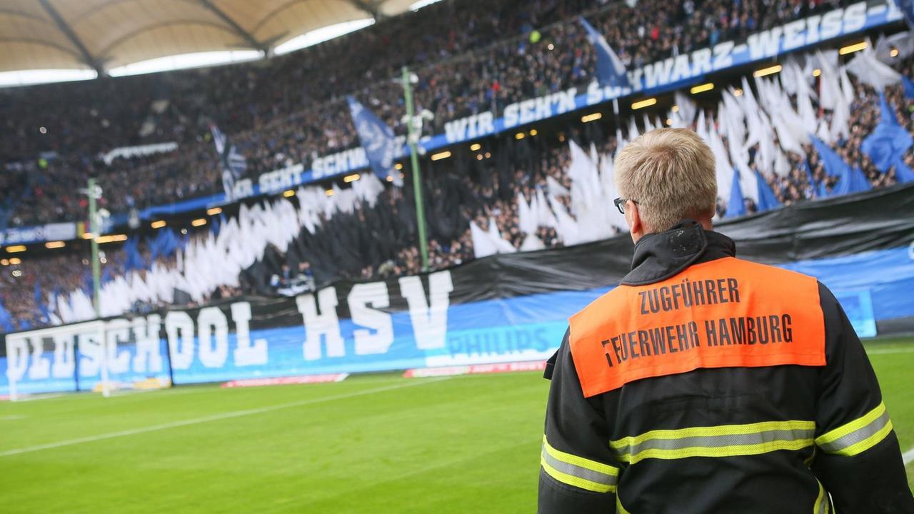  HSV - Fans zünden legales / kaltes Pyro / Pyrotechnische Gegenstaende / Bengalos / Bengalische Feuer / Feuerwerkskoerper auf der Nordkurve / die Feuerwehr schaut zu beim Spiel zwischen Hamburger SV und Karlsruher SC , 08.02.2020. DFL REGULATIONS PROHIBIT ANY USE OF PHOTOGRAPHS AS IMAGE SEQUENCES AND/OR QUASI-VIDEO GER, Fussball, Bundesliga, Hamburger SV und Karlsruher SC, 08.02.2020 Hamburg *** HSV fans ignite legal cold pyro Pyrotechnic objects Bengalos Bengal fireworks fireworks on the north curve the fire department watches the match between Hamburger SV and Karlsruher SC , 08 02 2020 DFL REGULATIONS PROHIBIT ANY USE OF PHOTOGRAPHS AS IMAGE SEQUENCES AND OR QUASI VIDEO GER, Football, Bundesliga, Hamburger SV and Karlsruher SC, 08 02 2020 Hamburg Copyright: xSudheimer/xEibner-Pressefotox EPwse