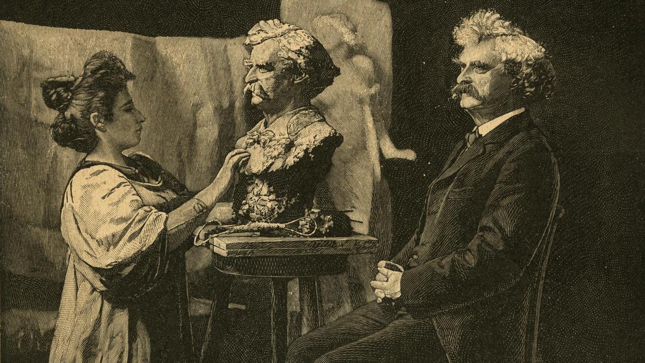 Teresa Feoderovna Ries steht vor einem Hocker auf der eine Büste von Mark Twain steht, der ihr gegenüber sitzt.