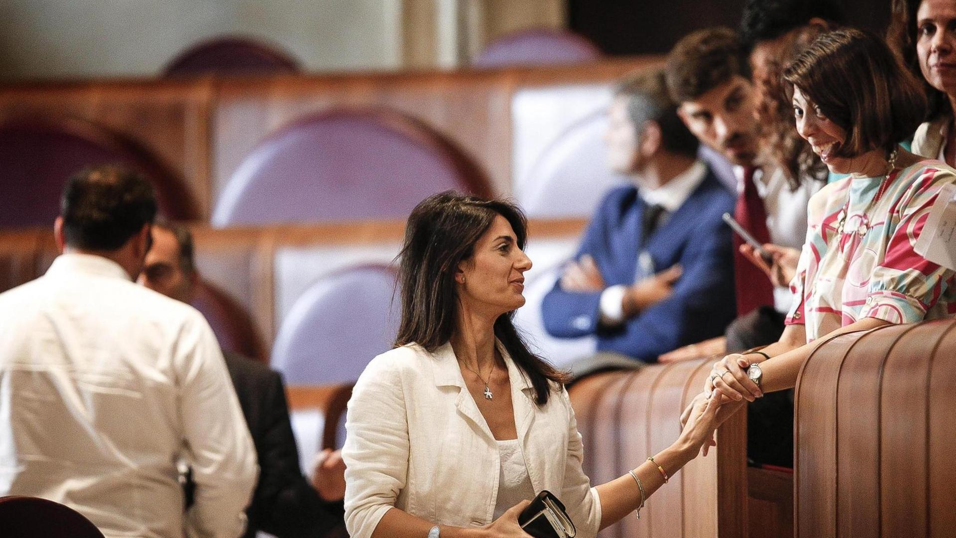 Die Bürgermeisterin von Rom, Virginia Raggi, bei einer außerordentlichen Sitzung des Stadtrats im Rathaus von Rom. Der römische Stadtrat hat die Entscheidung der Bürgermeisterin gestützt, die Bewerbung für die Olympischen Spiele 2024 nicht zu verfolgen.